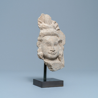Un fragment d'un Apsara en pierre, Cambodge, Khmer, art Bayon, 10/12ème
