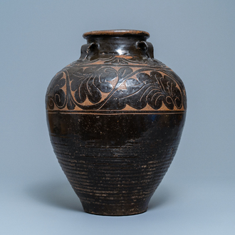 Un grand vase de type Cizhou à décor floral gravé, Yuan/Ming