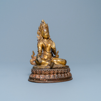 Une figure de Tara Blanche en bronze doré, Népal, 16ème
