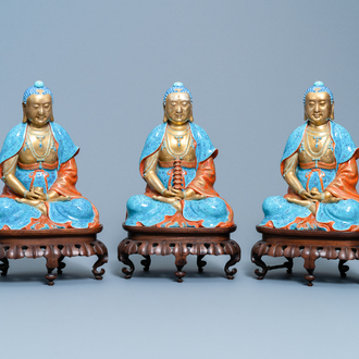 Trois figures de Bodhisattva en porcelaine de Chine doré et polychrome, Qianlong/Jiaqing