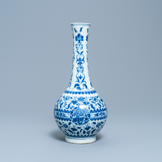 Un vase de forme bouteille en porcelaine de Chine en bleu et blanc, époque Transition