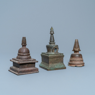 Trois stupas en bronze, Tibet, 16/18ème