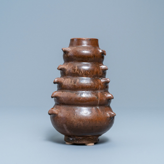 Un vase en grès porcelaineux à émail brun monochrome, Song