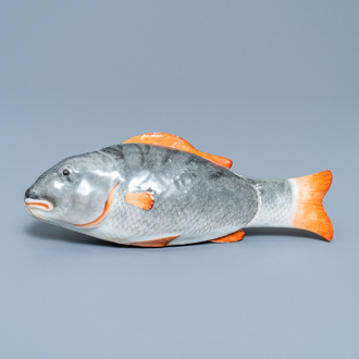 Une terrine couverte en forme de poisson en porcelaine de Chine, Qianlong