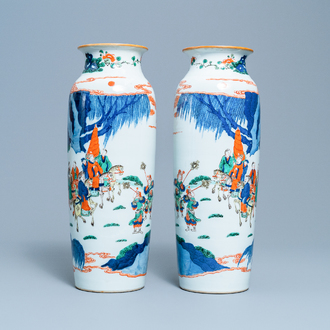 Une paire de vases de forme rouleau en porcelaine de Chine wucai, 19ème