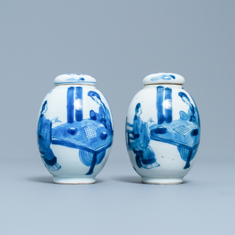 Een paar Chinese blauw-witte theebussen met deksels, Kangxi