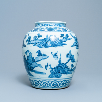 Un vase en porcelaine de Chine en bleu et blanc à décor de bateaux dans un paysage montagneux, Ming