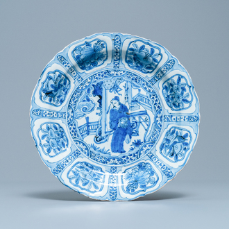 Un plat en porcelaine de Chine en bleu et blanc de type kraak à décor d'un lettré, Wanli