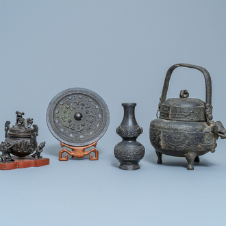 Deux brûle-parfums, un vase et un miroir en bronze, Chine, Ming et après
