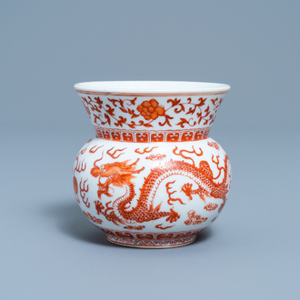 Un crachoir ou 'zhadou' en porcelaine de Chine en rouge de fer, Tongzhi