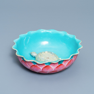 Un bol en forme de lotus en porcelaine de Chine famille rose, Qianlong/Jiaqing