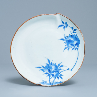 Een Chinees blauw-wit ko-sometsuke bord voor de Japanse markt in de vorm van een perzik, Tianqi