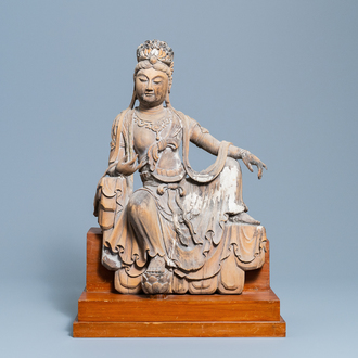 Une figure de Guanyin en bois peint, Chine, Ming