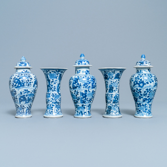 Une garniture de cinq vases en porcelaine de Chine en bleu et blanc, épave Vung Tau, Kangxi