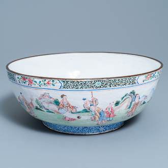 Un grand bol en émaux de Canton à décor de lettrés, Chine, Yongzheng/Qianlong