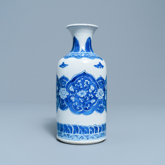 Un vase de forme rouleau en porcelaine de Chine en bleu et blanc, Kangxi