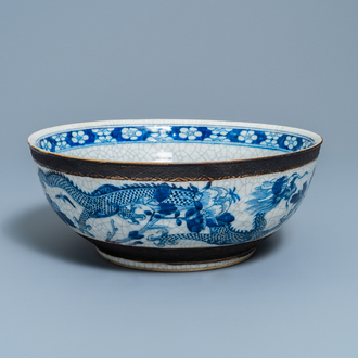 Een grote Chinese blauw-witte Nanking craquelé kom, 19e eeuw