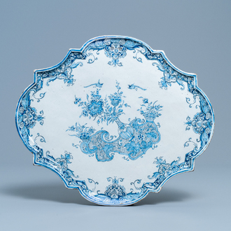 Une plaque en faïence de Delft en bleu et blanc à décor d'un vase fleuri, 18ème