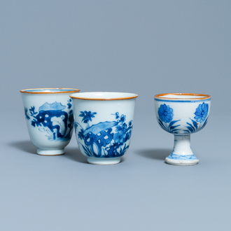 Deux tasses à vin et un bol sur piedouche en porcelaine de Chine en bleu et blanc, époque Transition