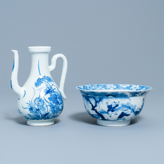 Une verseuse et un bol au tigre en porcelaine de Chine en bleu et blanc, marque et époque de Kangxi