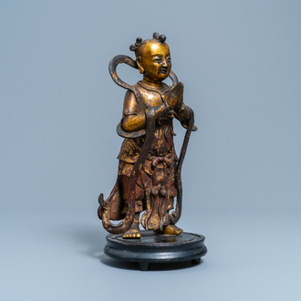 Une figure d'un servant en bronze doré et laqué, Chine, Ming