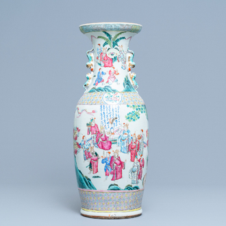 Un vase en porcelaine de Chine famille rose, 19ème