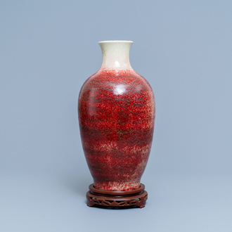 Een Chinese monochrome peachbloom vaas, 18/19e eeuw