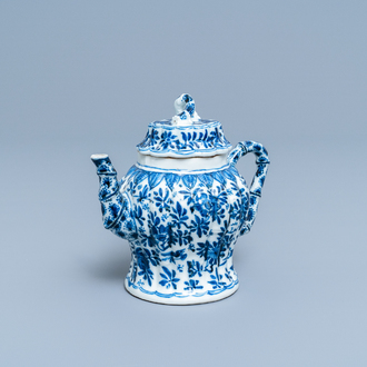 Une théière couverte en porcelaine de Chine en bleu et blanc en forme de bambou, Kangxi