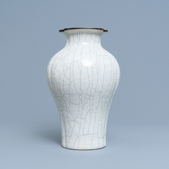 Un vase trilobé en porcelaine de Chine de type ge, marque de Yongzheng, 19ème