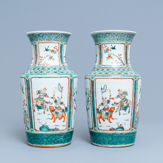 Une paire de vases en porcelaine de Chine famille verte, 19ème