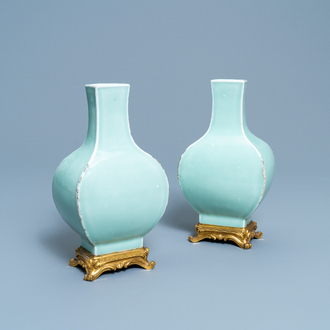 Une paire de vases en porcelaine de Chine céladon monochrome aux montures en bronze doré, 18/19ème