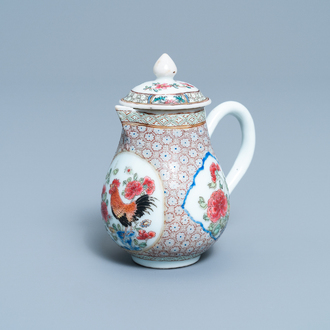 Un pot à lait couvert en porcelaine de Chine famille rose à décor d'un coq, Yongzheng