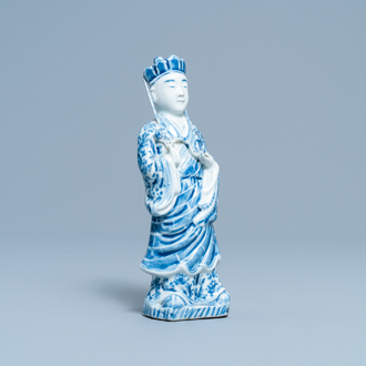 Une figure d'un Bodhisattva debout en porcelaine de Chine en bleu et blanc, 19ème