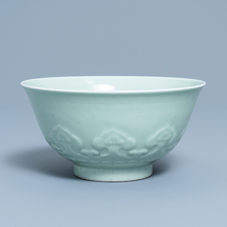 Een Chinese monochrome celadon kom met onderglazuur decor, Qianlong merk, 19e eeuw