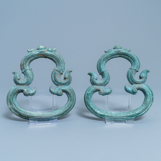 Une paire d'ornements en bronze, Chine, Han ou après