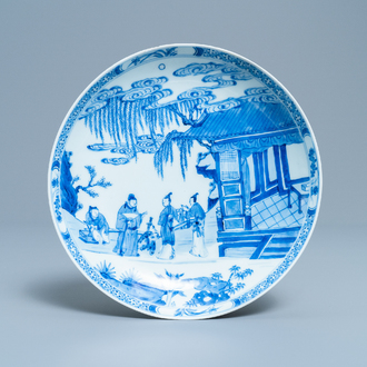 Une assiette en porcelaine de Chine en bleu et blanc, marque et époque de Yongzheng