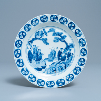 Een Chinees blauw-wit ko-sometsuke bord met onsterfelijken voor de Japanse markt, Tianqi