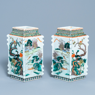 Une paire de vases en porcelaine de Chine famille verte en forme de losange, 19ème