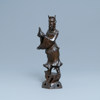 Une grande figure de Li Tieguai en bronze, Chine, Ming