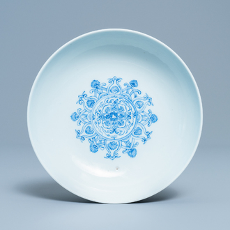 Een Chinese blauw-witte kom met ornamentaal decor, Yongzheng merk, 19e eeuw