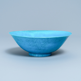 Een Chinese monochrome turquoise kom met onderglazuur decor, Kangxi