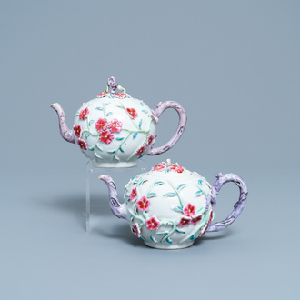 Une paire de théières en porcelaine de Chine famille rose à décor floral en relief, Yongzheng