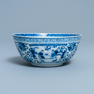 Een Chinese blauw-witte kom met figuratieve vlakken, Kangxi