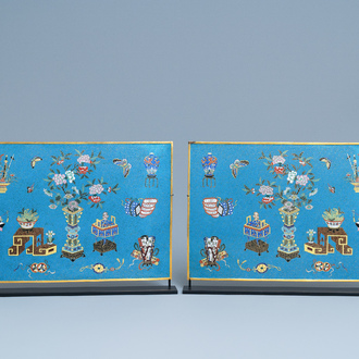 Une paire de plaques de forme rectangulaire en émaux cloisonnés, Chine, Qianlong/Jiaqing