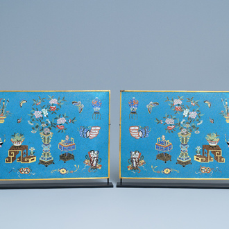 Een paar Chinese rechthoekige cloisonné plaquettes, Qianlong/Jiaqing