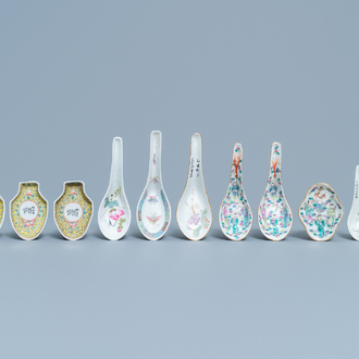 Sept cuillères en porcelaine de Chine famille rose et quatre soucoupes, 19/20ème