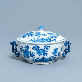 Un bol couvert en porcelaine de Chine en bleu et blanc à décor floral, Kangxi
