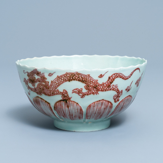 Un bol en porcelaine de Chine à décor de dragons en rouge de cuivre sur fond céladon, Kangxi