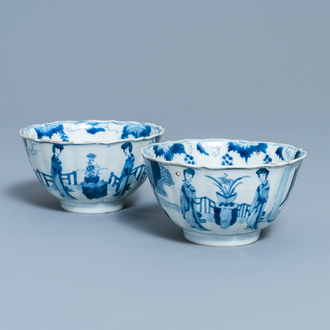 Une paire de bols en porcelaine de Chine en bleu et blanc à décor de longues dames, marque de Chenghua, Kangxi