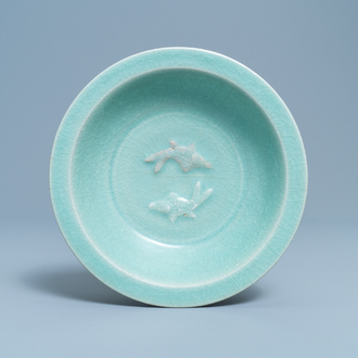Un plat en porcelaine de Chine céladon de Longquan à décor des 'deux poissons', Song